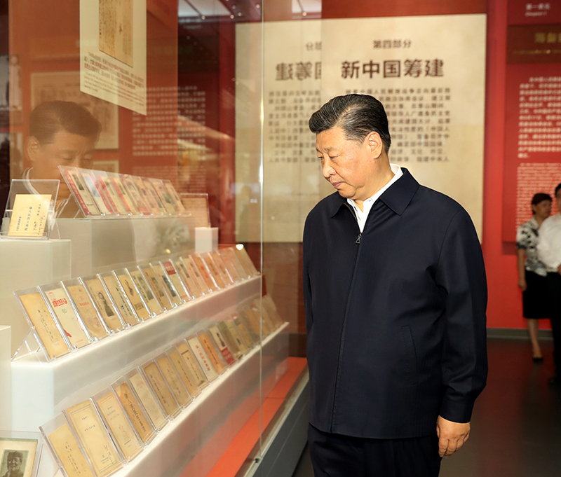 9月12日，中共中央總書記、國家主席、中央軍委主席習近平視察中共中央北京香山革命紀念地。這是習近平在香山革命紀念館參觀《為新中國奠基》主題展覽。