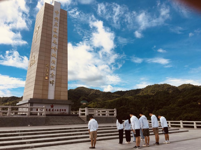 實踐隊向松毛嶺戰役中犧牲的烈士鞠躬默哀。福建船政交通職業學院供圖